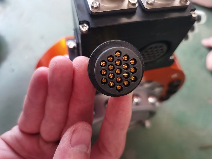 Riešenie 19-kolíkového samčieho a samičieho konektora