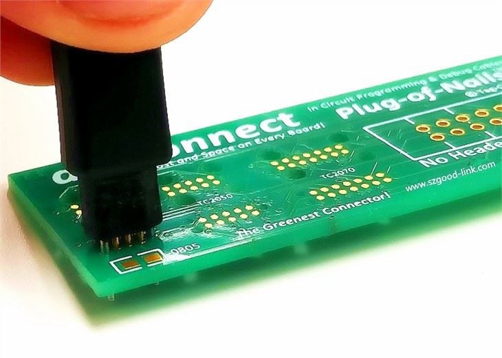 Odpružený pozlátený PCB konektor