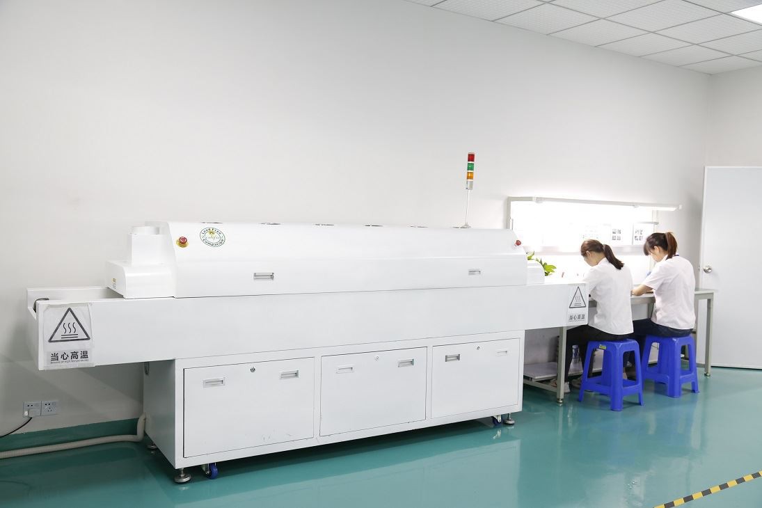 Spájkovanie pretavením a vlnové spájkovanie v projekte Pogo Pin