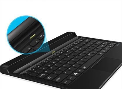 Konektor klávesnice s magnetickým pogo pinom